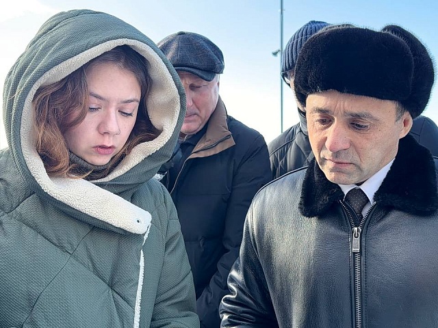 Олег Имамеев: «Строительство новых спортивных объектов отвечает запросу горожан». Мэр провел выездное совещание на месте будущей спортплощадки на набережной Амура