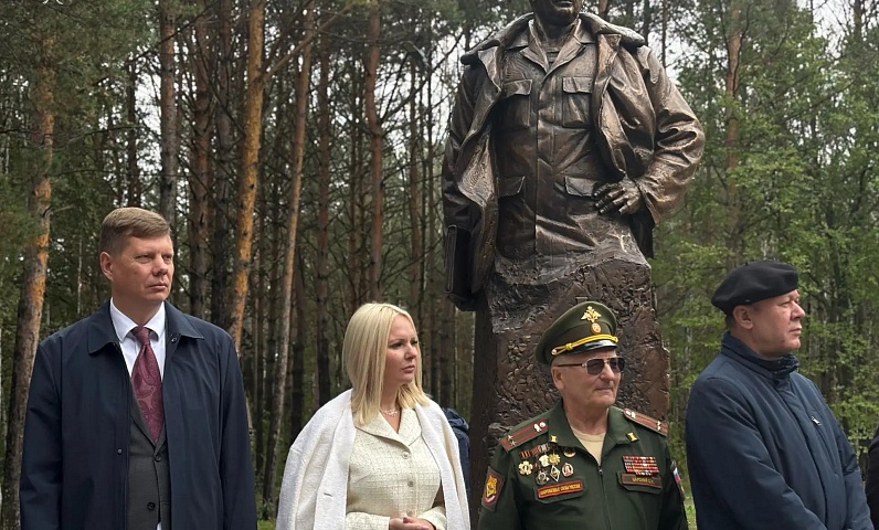 Памятник, мемориальные доски и футбольный турнир: в День танкиста почтили память прославленного выпускника Благовещенского танкового училища.