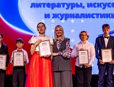 Премию мэра получили 40 талантливых школьников Благовещенска