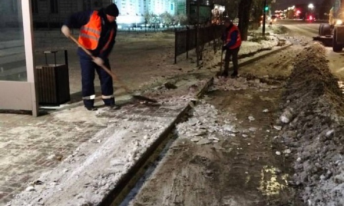 Около 10 км городских дорог очистили коммунальные службы за ночь