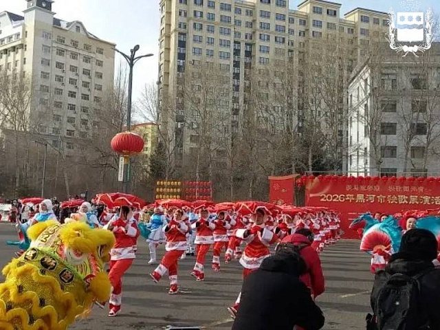 Танцоры из Благовещенска открыли праздничное карнавальное шествие в Хэйхэ