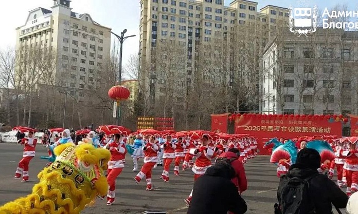Танцоры из Благовещенска открыли праздничное карнавальное шествие в Хэйхэ