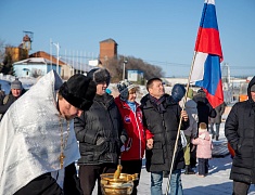  Благовещенцы окунулись в прорубь на Крещение