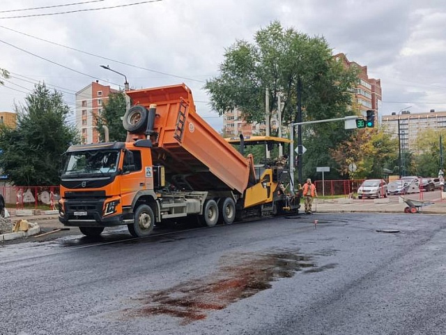 На одном из участков Октябрьской приступили к укладке 2-го слоя асфальта 