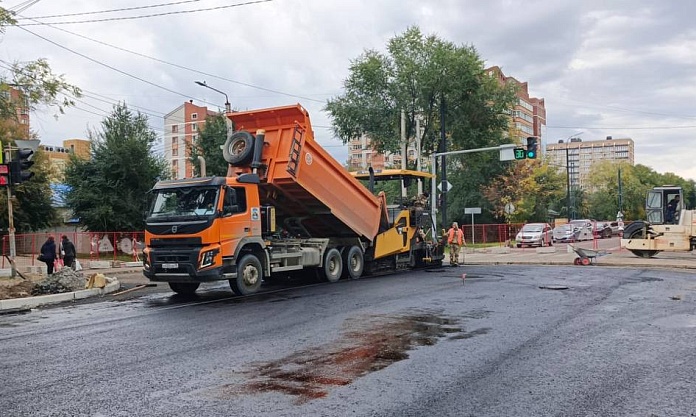 На одном из участков Октябрьской приступили к укладке 2-го слоя асфальта 