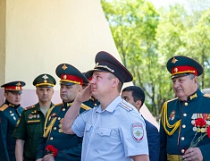 Памятную доску Герою России Владимиру Барахтенко открыли в Благовещенске