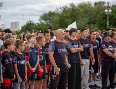 Абсолютный чемпион мира по боксу Дмитрий Бивол встретился с благовещенцами