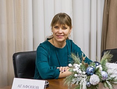 Олег Имамеев вручил награду наставнику месяца Евгению Пушкареву