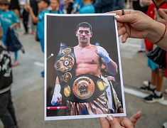 Абсолютный чемпион мира по боксу Дмитрий Бивол встретился с благовещенцами