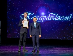Мэр Благовещенска Олег Имамеев вручил премию одарённым детям по итогам 2022 года