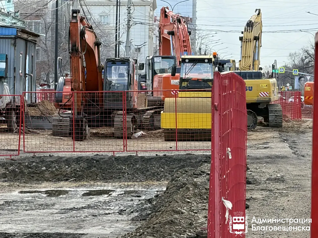Подрядчик переходит к следующему этапу ремонта водопровода на Красноармейской: пересечение улицы с Шевченко закроют для подключения обновлённой сети 