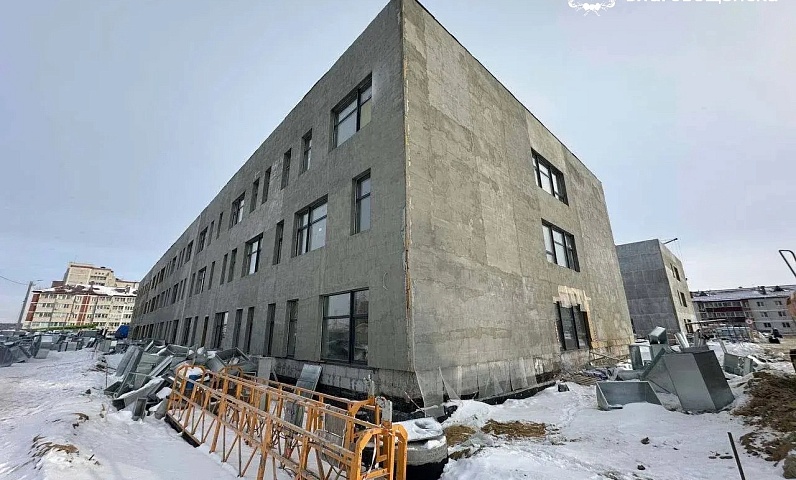 Школа на 1200 мест в Благовещенске готова на 75%