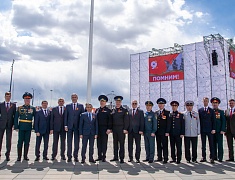 Копию Знамени Победы подняли на флагшток в Благовещенске в преддверии 9 Мая