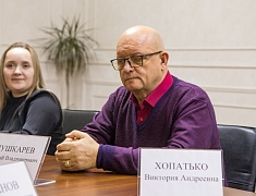 Олег Имамеев вручил награду наставнику месяца Евгению Пушкареву