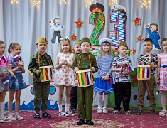 Ко Дню защитника Отечества в благовещенском детском саду подготовили выставку и спектакль для пап