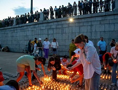 Благовещенцы выложили «Родину-мать» из пяти тысяч свечей