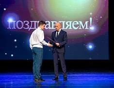 Мэр Благовещенска Олег Имамеев вручил премию одарённым детям по итогам 2022 года