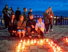 Более 400 благовещенцев на набережной Амура зажгли свечи в память о жертвах всех терактов 