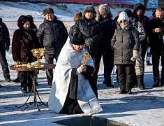  Благовещенцы окунулись в прорубь на Крещение