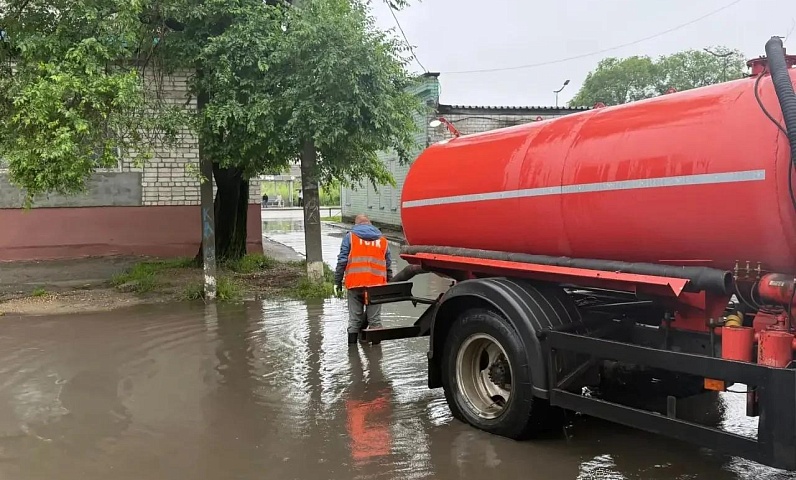 До 60 тысяч литров за смену: ГСТК откачивает воду с улиц Благовещенска