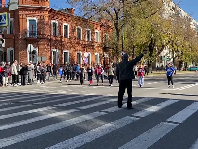 В Благовещенске традиционная осенняя легкоатлетическая эстафета собрала более 600 бегунов 