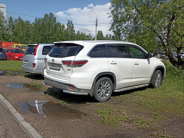 Более 200 тысяч в бюджет города должны заплатить любители парковаться на газонах